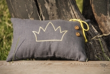 Подушка с вышивкой "Корона"